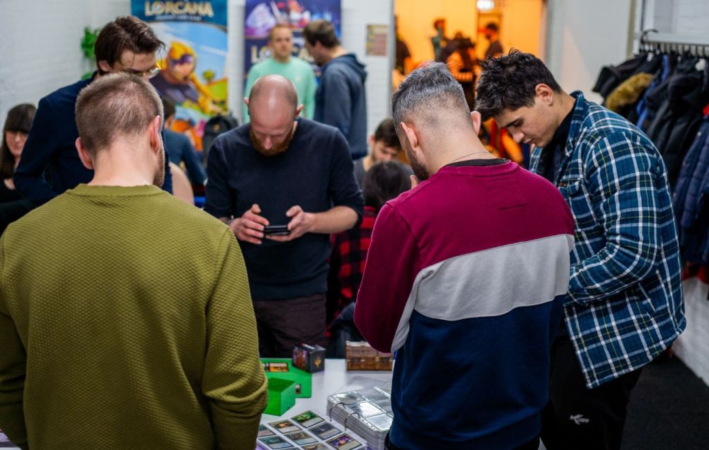 Speelruimte GameForce Spelers aan de speeltafels in de speelruimte van GameForce